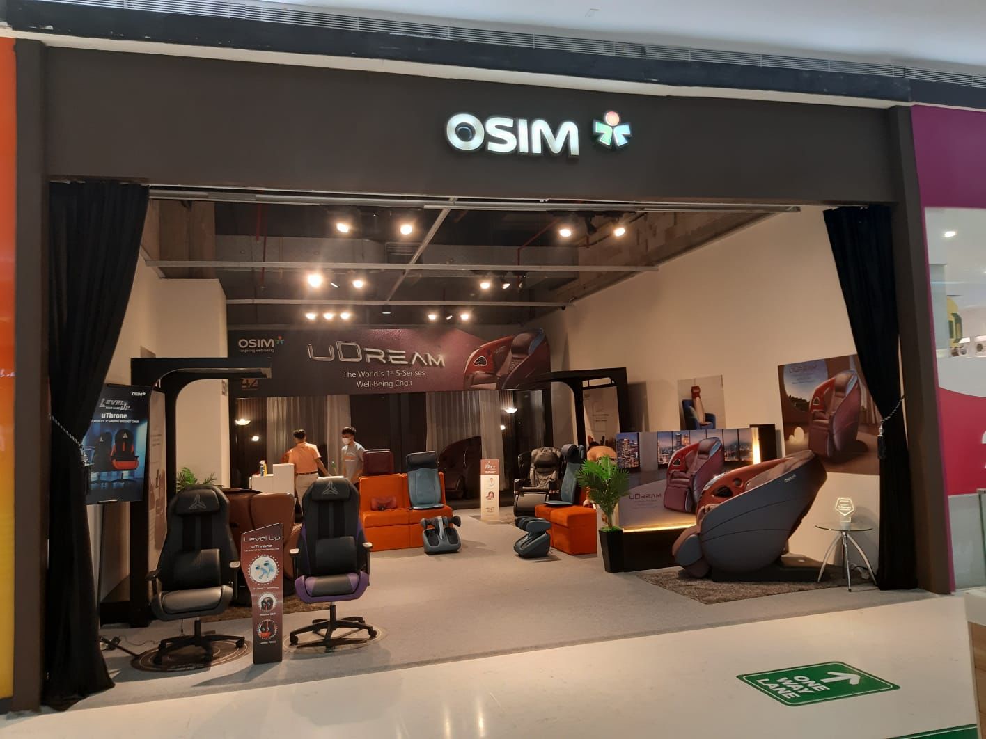 OSIM shop front in lippo mall puri st. moritz
